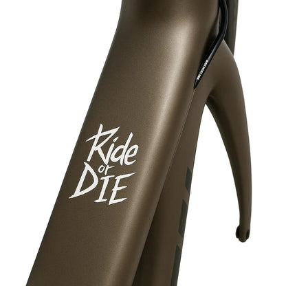 Autocollant vélo "Ride or Die" – Étanche – 5,6×8 cm – Blanc – Pour tube supérieur ou cadre